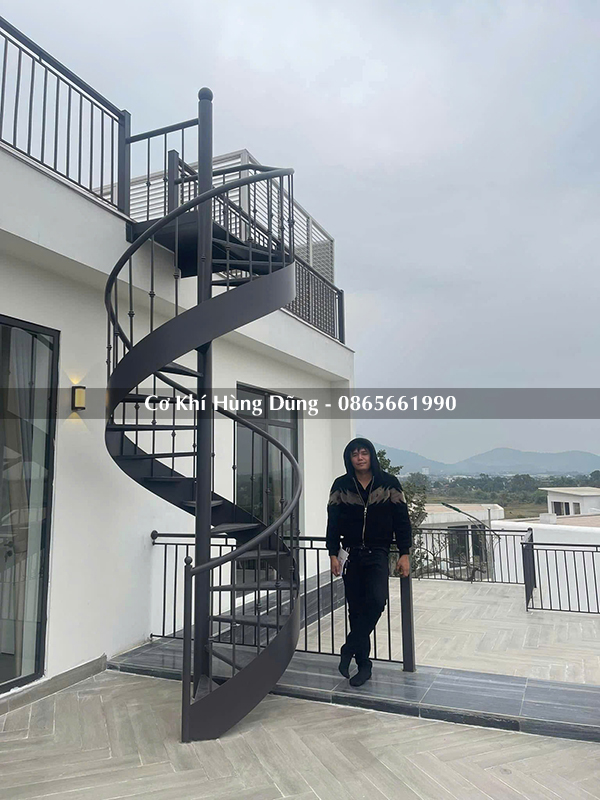 Cầu thang xoắn ngo&agrave;i trời đẹp