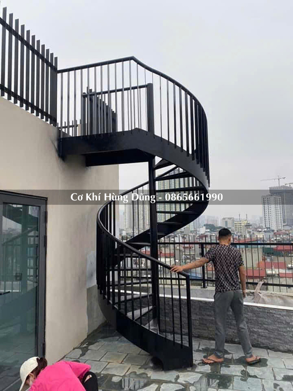 Cầu thang xoắn ngo&agrave;i trời đẹp