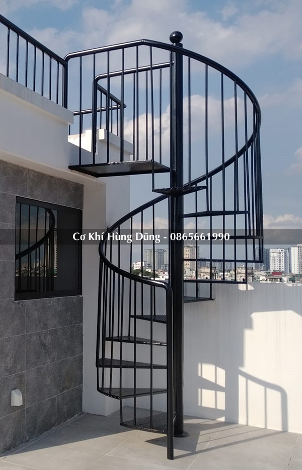 cầu thang sắt ngo&agrave;i trời