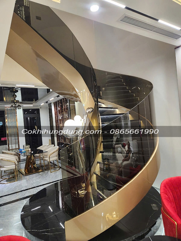 cầu thang xoắn ốc lan can kính