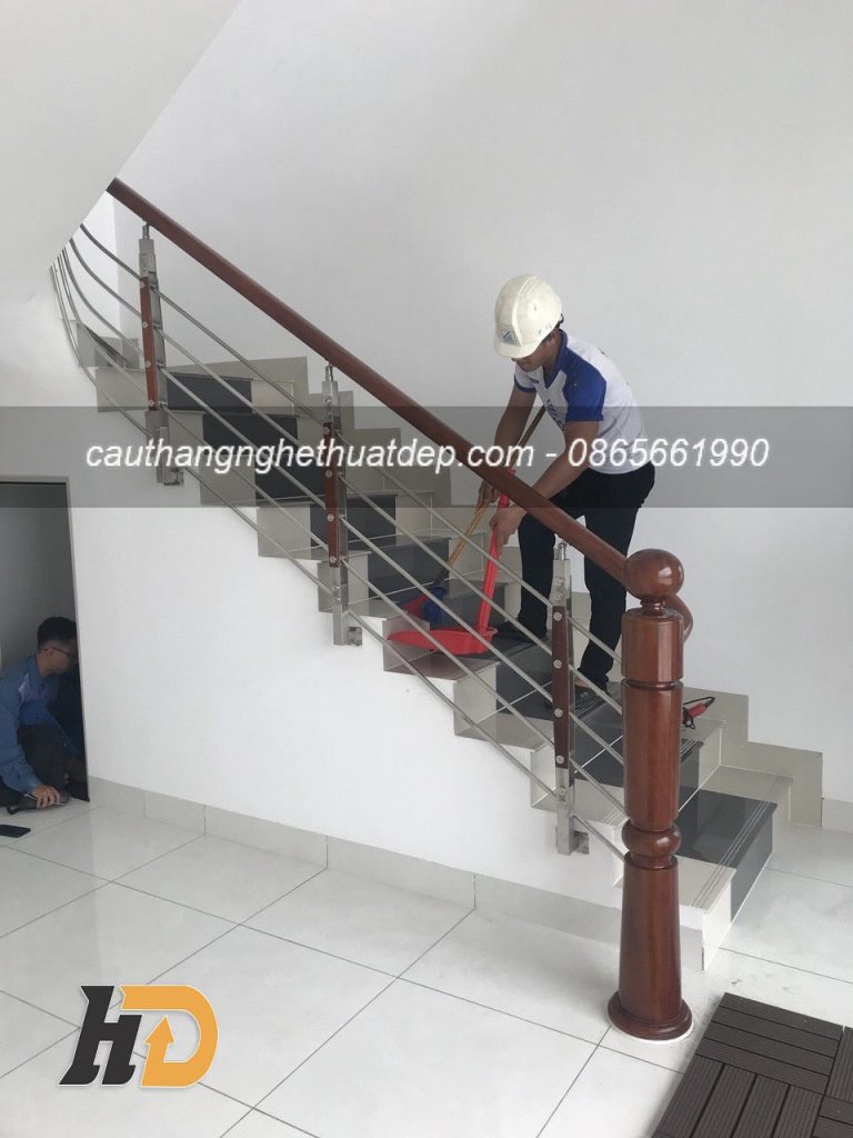 Lắp đặt cầu thang lan can inox tại Hoàng Mai, Hà Nội