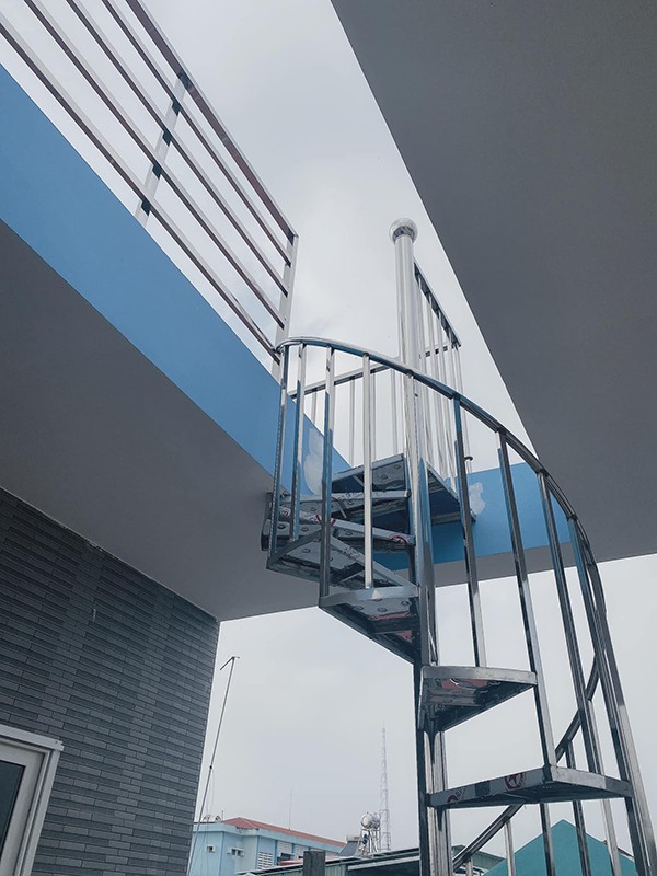 Cầu thang xoắn ốc chất liệu inox hiện đại cho không gian ngoại thất