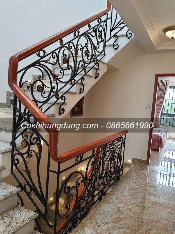 Cầu thang sắt đẹp với thiết kế hoa văn họa tiết cách điệu và mới mẻ.
