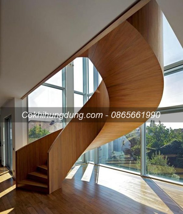 Cầu thang gỗ xoắn ốc mang hơi hướng cổ điển, phong cách Châu Âu