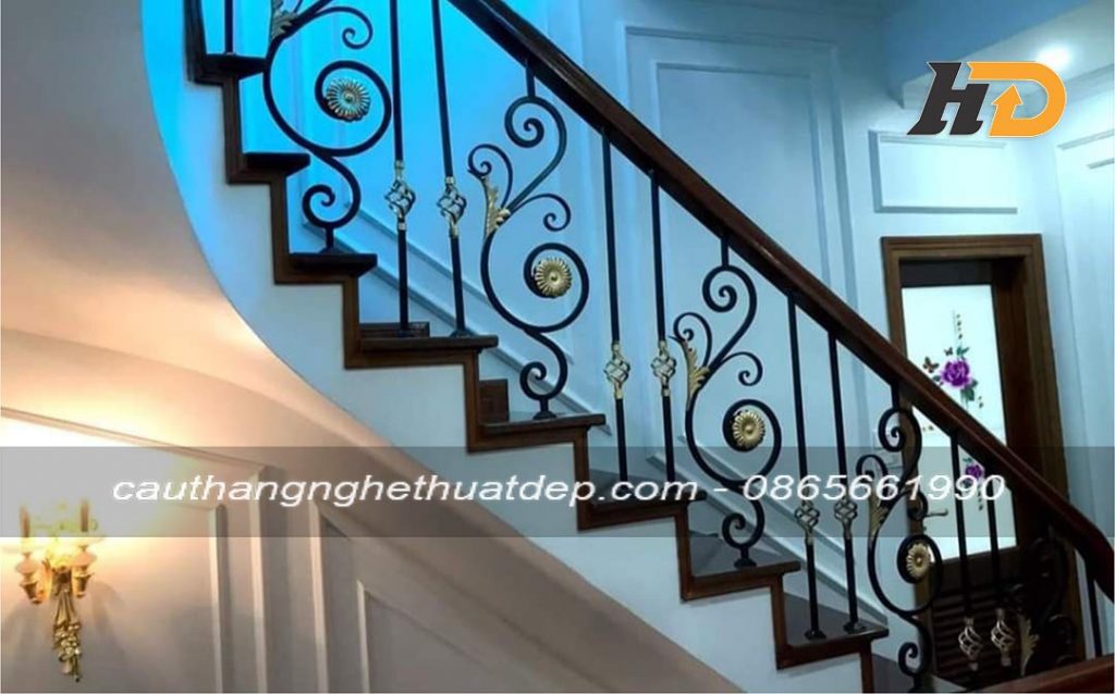 Cầu thang cổ điển kết hợp thiết kế nội thất hiện đại, để tạo nên sự hài hòa trung lập và ấn tượng.