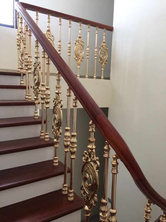 Cầu thang nhôm đúc giá lan can: Với chất liệu nhôm đúc chắc chắn, cầu thang nhôm đúc giá lan can không chỉ làm nổi bật kiến trúc của ngôi nhà mà còn mang lại sự an toàn và tiện dụng cho những người sử dụng.