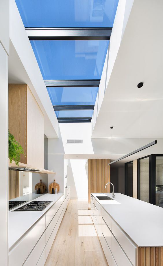 Thiết kế mái kính giúp không gian sang trọng hơn, lấy được toàn bộ ánh sáng tự nhiên, tạo không gian mở cho phòng bếp