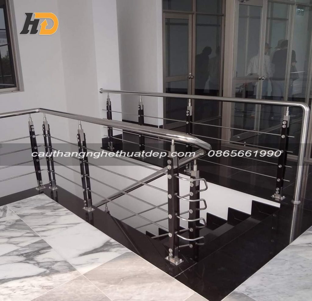 Tay vịn sử dụng inox hộp vô cùng kiên cố