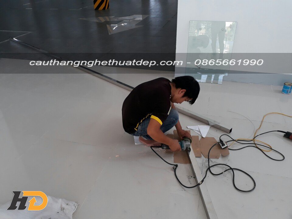 Thi công, lắp đjăt lan can cầu thang kính tại thành phố Lạng Sơn