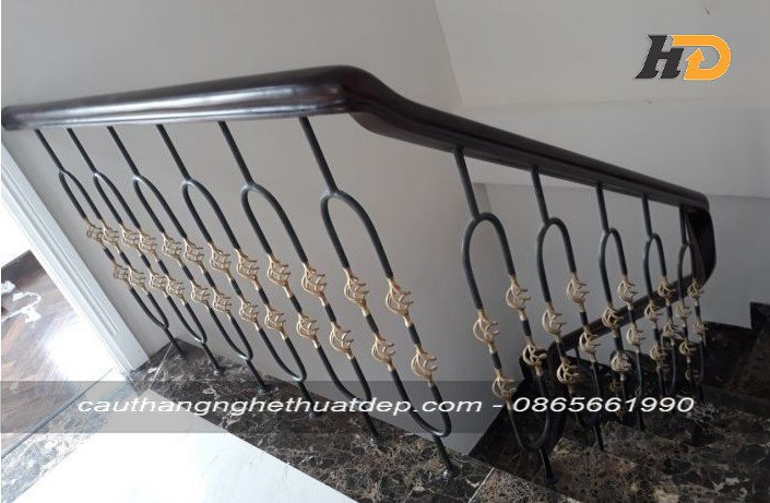 Mẫu cầu thang sắt với thiết kế vô cùng đơn giản, nhẹ nhàng, tinh tế và đẹp mắt
