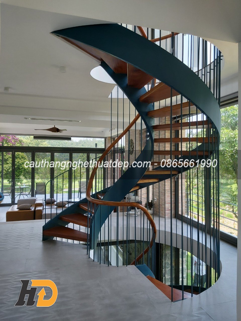 Cầu thang xoắn ốc được thiết kế mềm mại, nhẹ nhàng