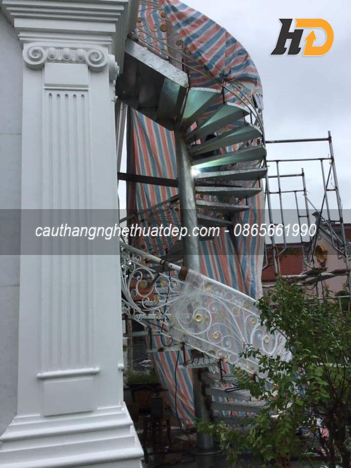Lan can cầu thang xoắn sử dụng sắt nghệ thuật