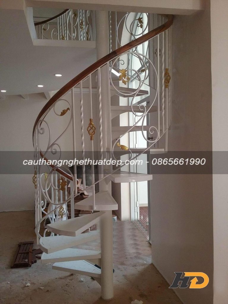 Cầu thang xoáy cột tròn lan can sắc nghệ thuật mang đến vẻ đẹp mềm mại cho không gian