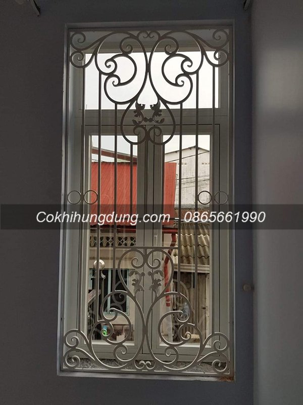 Sen hoa cửa sổ sắt mỹ thuật tạo điển nhấn nổi bật cho ngôi nhà