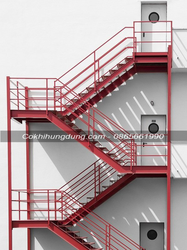 Thiết kế cầu thang sắt đơn giản, đảm bảo an toàn đúng tiêu chuẩn thang thoát hiểm