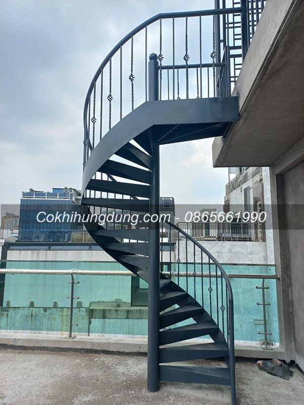 Cầu thang xoắn ốc lên sân thượng đẹp hiện đại