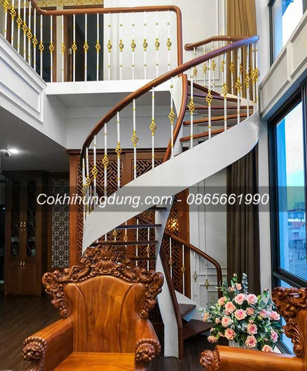 Cầu thang xoắn nghệ thuật kết hợp lan can sắt với mặt bậc và tay vịn gỗ đẹp