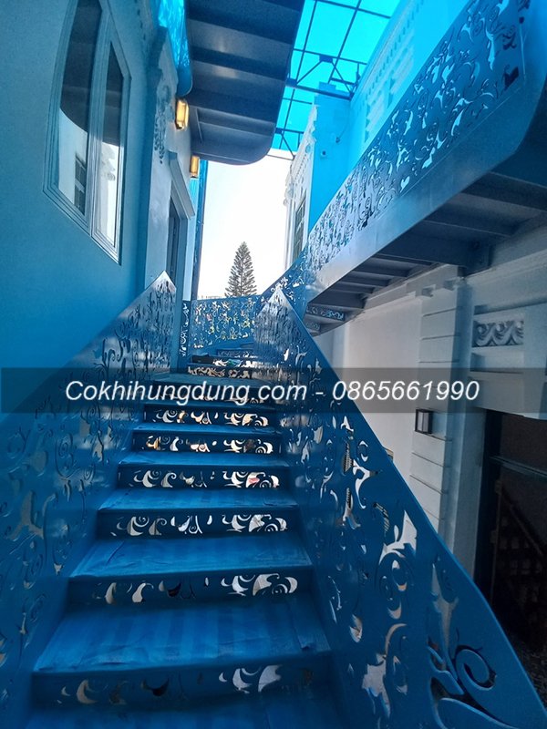 Cầu thang nằm phía dưới mái nhựa màu xanh dương, vì thế màu sắc thang sắt bị chói theo màu mái nhựa
