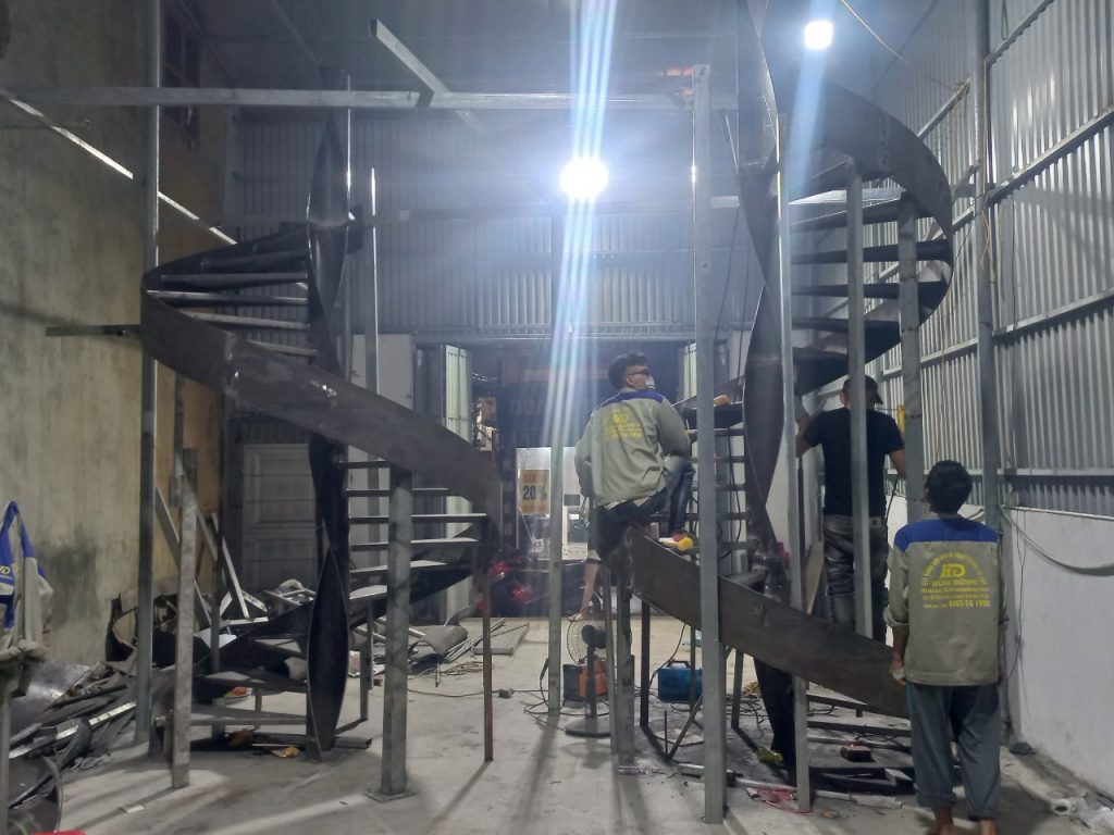 Hùng Dũng dựng cầu thang xoắn ốc tại xưởng sản xuất