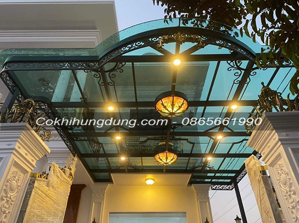 Khung xương sắt mái kính với họa tiết hoa văn trang trí đẹp mắt, độc đáo