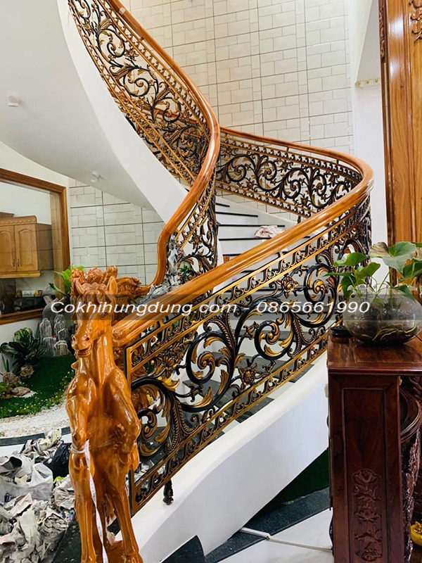 Mẫu lan can cầu thang nhôm đúc mang nét đẹp nghệ thuật, là điểm nhấn nổi bật của ngôi nhà
