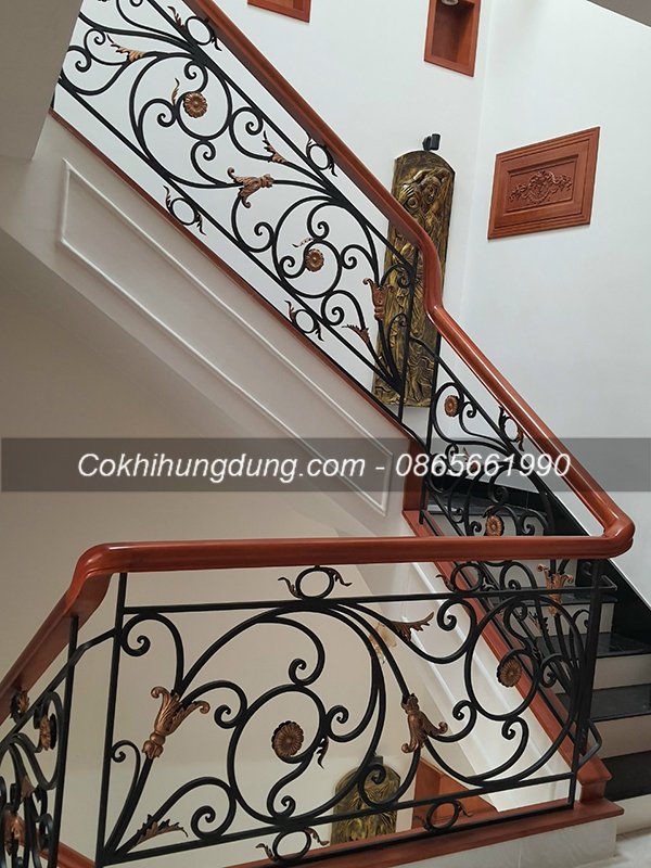 Thiết kế cầu thang sắt nghệ thuật cao cấp cho không gian biệt thự cổ điển