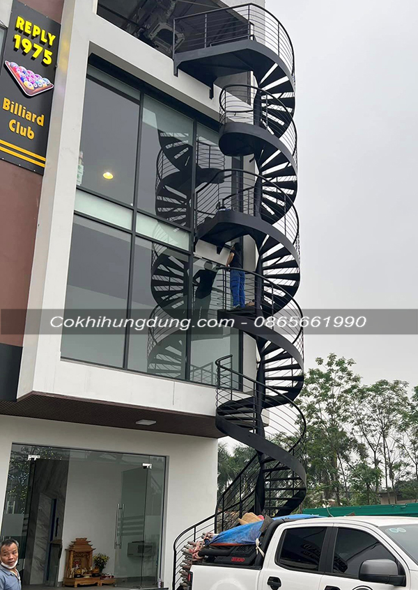 Mẫu cầu thang sắt thoát hiểm thiết kế cho nhà cao tầng tại Đà Nẵng