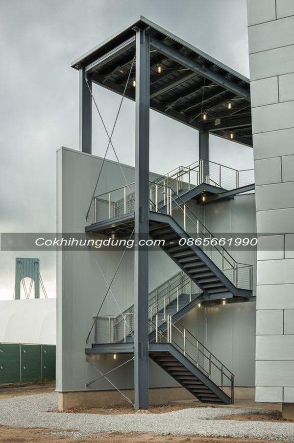 Cần phải thiết kế lắp đặt cầu thang thoát hiểm phủ hợp cho các ngôi nhà cao tầng