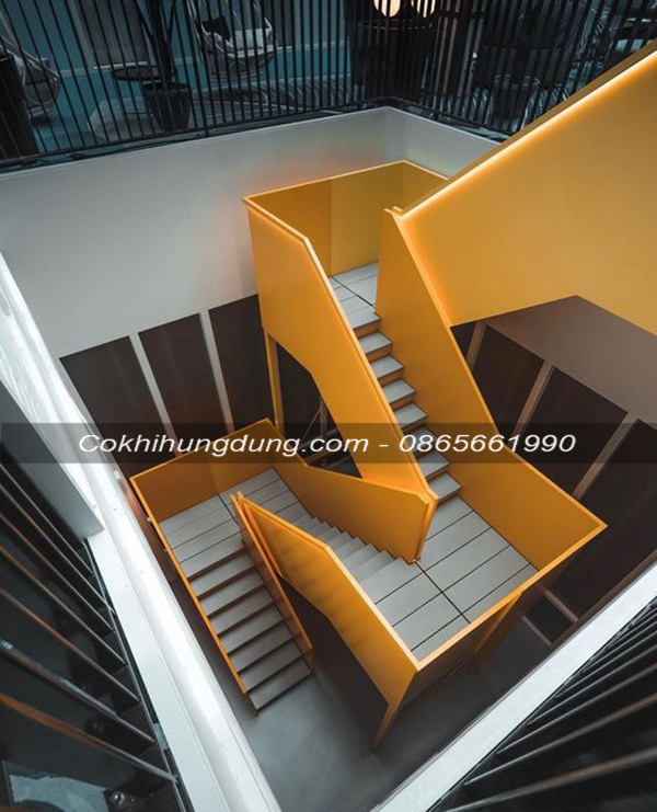 Cầu thang thoát hiểm dạng thép tấm vượt cốn thiết kế cho không gian trong nhà