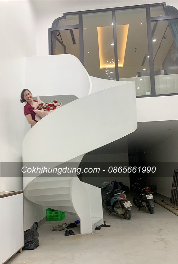Cơ khí Hùng Dũng thi công lắp đặt hoàn thiện cầu thang xoắn ốc cho chị Hoa tại Khoái Châu, Hưng Yên